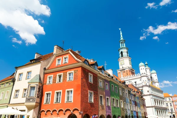 Casas coloridas y ayuntamiento en la Plaza del Mercado Viejo en Poznan, Polonia —  Fotos de Stock