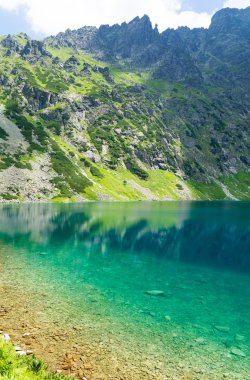 güzel siyah gölet (Lehçe: czarny have) içinde yüksek Tatra Dağları, Polonya