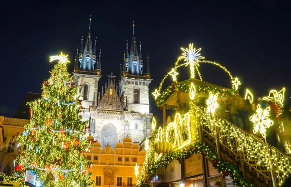 Mercado de Navidad en Praga por la noche, República Checa — Foto de Stock