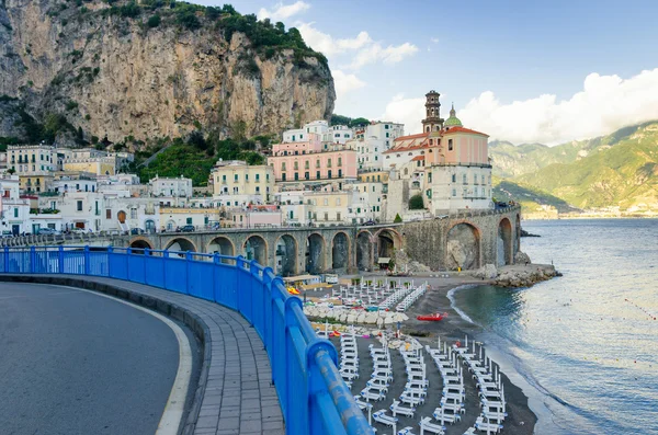 Vista sulla strada in costiera amalfitana ad Atrani — Foto Stock