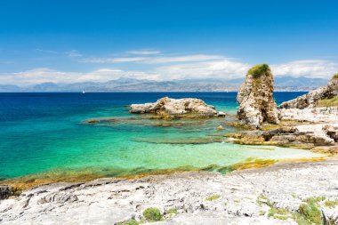 kayalık plaj Kassiopi Corfu Island, Yunanistan