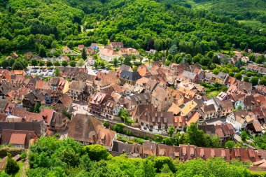 Fransa 'nın doğusundaki Alsace' deki Kaysersberg köyünün manzarası