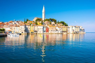 Hırvatistan 'ın Istria bölgesindeki renkli eski Rovinj kasabası