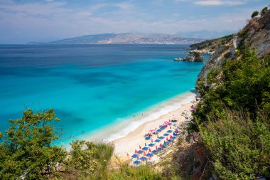 Arnavutluk 'un Ksamil kentindeki cennet plajında manzara