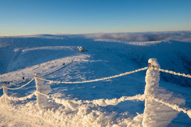 Polonya ve Çek Cumhuriyeti 'nde kış boyunca Karkonosze sıradağlarının manzarası