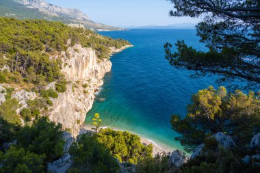 Hırvatistan 'ın gün batımında Makarska' daki Nugal plajında inanılmaz manzara 
