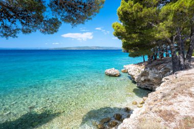 Hırvatistan 'ın Dalmaçya kentindeki Makarska rivierası üzerinde Baska Voda' da inanılmaz gök mavisi adriyatik deniz