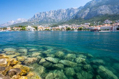 Makarska turkuaz waterfront ve Biokovo dağ manzaralı, Hırvatistan Dalmaçya bölgesinin