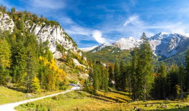 Almanya 'nın Berchtesgaden şehrinde sonbahar boyunca Bavyera Alpleri' nin güzel manzarası