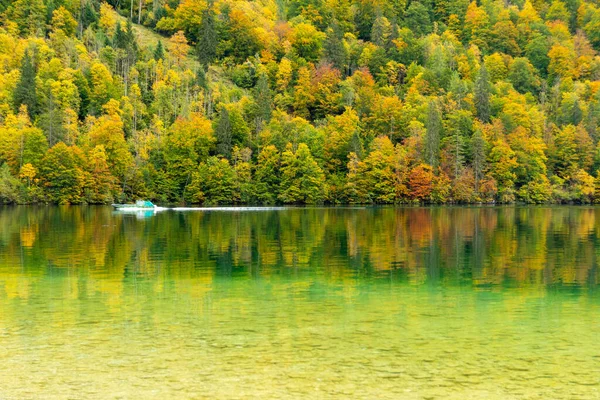 Piękny Widok Jesienne Jezioro Kolorowymi Drzewami — Zdjęcie stockowe