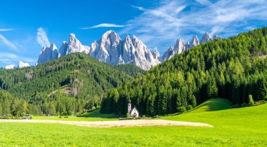 İtalya 'nın Dolomites şehrinde Santa Magdalena köyünde Le Odle grubunun altında büyüleyici bir kilise.