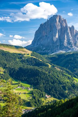  İtalya 'nın Dolomitler bölgesindeki Ortisei' deki Sassolungo Dağı 'nın manzarası