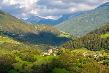 Günbatımında İtalya 'da Alto' da Brixen yakınlarındaki Dolomitleri izlemek