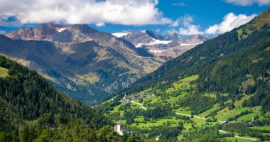 İtalya 'nın Alto Adige kentindeki Sterzing kasabası yakınlarındaki İtalyan Alplerinde manzara