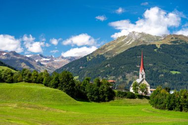 İtalya 'nın Alto Adige kentindeki Sterzing kasabası yakınlarındaki İtalyan Alplerinde manzara