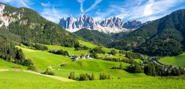 İtalya 'nın Alto Adige bölgesinde Dolomitlerle Val di Funes hakkında görüş