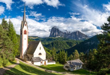 İtalya 'nın Alto Adige bölgesinde Ortisei' de kilisesi olan Dolomitlerin manzarası