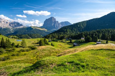 İtalya 'da Sassolungo Dağı' nda Dolomitlerin manzarası