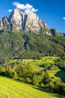 İtalya 'da çayırlı Dolomitlerin manzarası