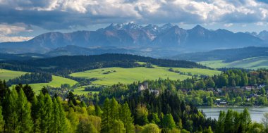 Polonya 'daki Czorsztyn gölünden Tatra dağlarının manzarası