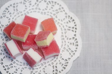 Şekerlenmiş meyve jöle beyaz Ajur peçeteye