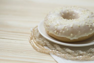 Vanilya çörek ve bir ahşap backgroung üstündeki