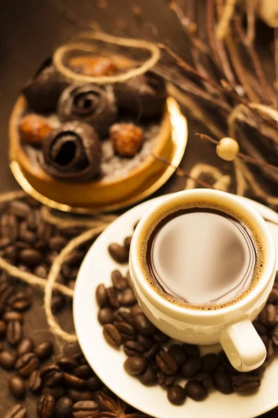 Filiżanka kawy espresso z deser i kawa fasoli — Zdjęcie stockowe
