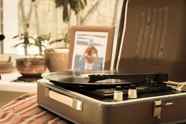 El vintage jugador de discos de vinilo —  Fotos de Stock