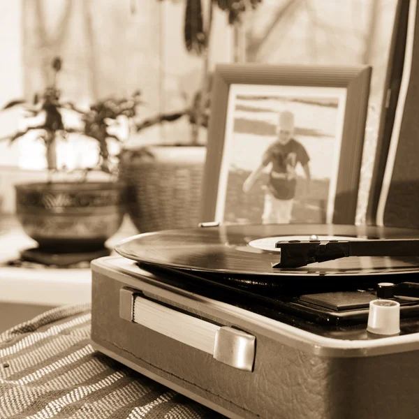 El vintage jugador de discos de vinilo —  Fotos de Stock