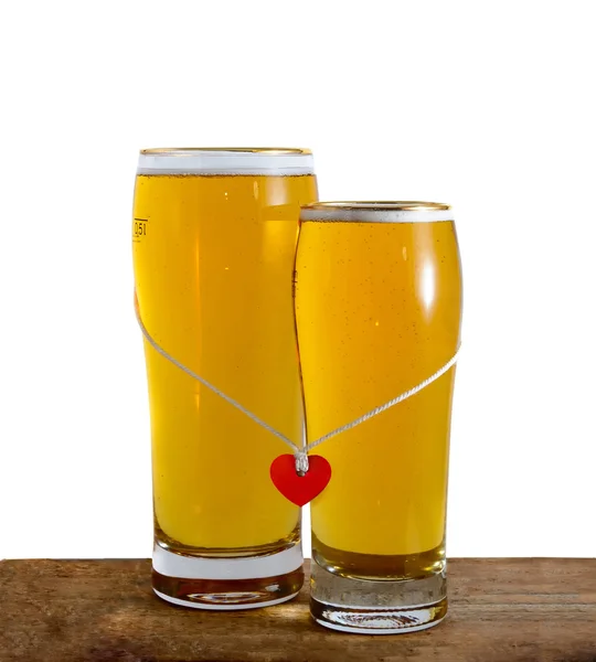 Iki bardak bira için beyaz izole aşık — Stok fotoğraf