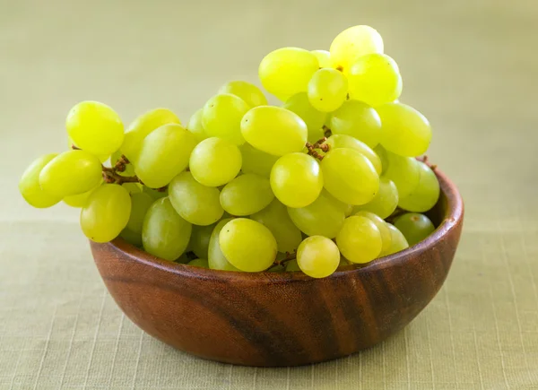 Uvas blancas en cuencos de madera —  Fotos de Stock