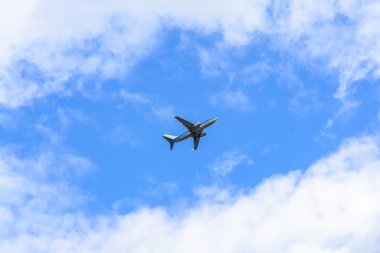 Gökyüzünde bir uçak