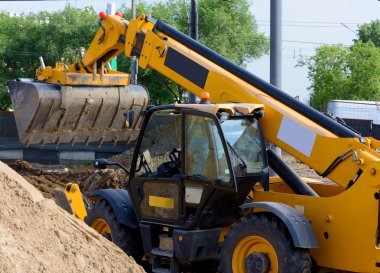 Tekerlekli yükleyici Ekskavatör bir yol inşaat