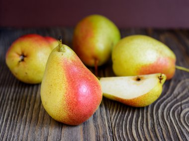 Ahşap bir masa içinde olgun armut