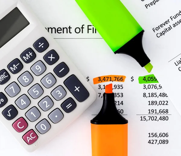 Калькулятор, маркери високого рівня з фінансової звітності . — стокове фото