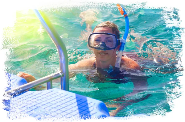 Mujer con equipo de snorkel lista para bucear en el mar — Foto de Stock