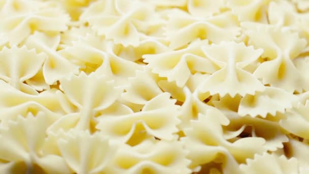 Vynikající italské těstoviny farfalle motýl rotace — Stock video