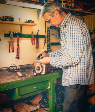 Mekanik atölyesinde çalışan ve motor tamir adamım. Küçük işletme.