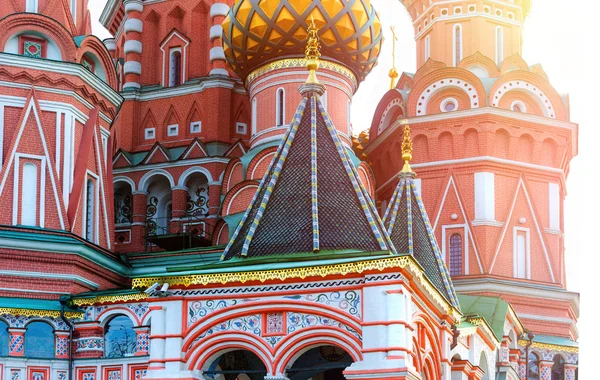 Saint Basils Cathedral op het Rode plein bij zonsondergang, Moskou, Rusland. — Stockfoto