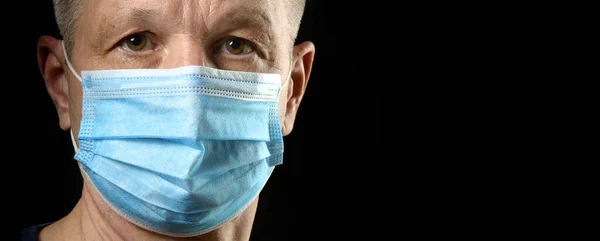 Mężczyzna Masce Medycznej Patrzący Kamerę Czarnym Tle Maski Medyczne Ochrony — Zdjęcie stockowe