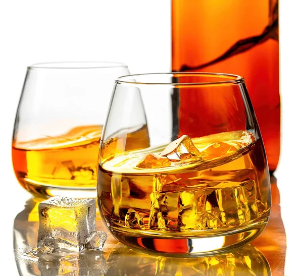 Dos Vasos Whisky Hielo Con Reflejo Sobre Fondo Blanco Enfoque — Foto de Stock