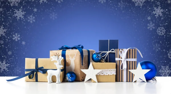 Scatole regalo e palline blu di Natale su sfondo astratto inverno — Foto Stock