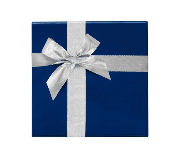 Niebieskie pudełko ze srebrną wstążką i łukiem izolowane na białym. — Zdjęcie stockowe