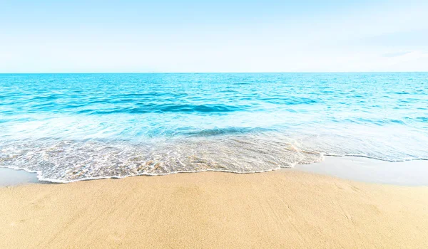 Пустой пляж тропическое море и небо — стоковое фото