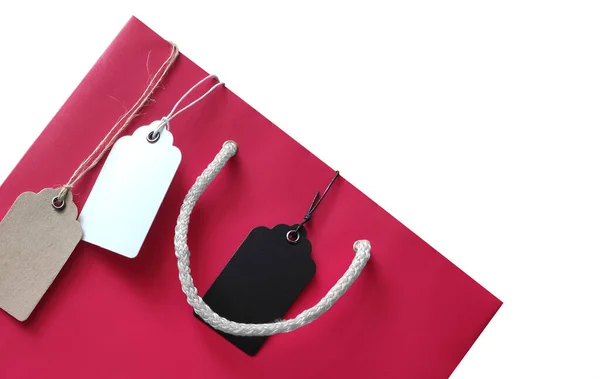Pris taggar med rep på en röd väska isolerad på vit bakgrund — Stockfoto