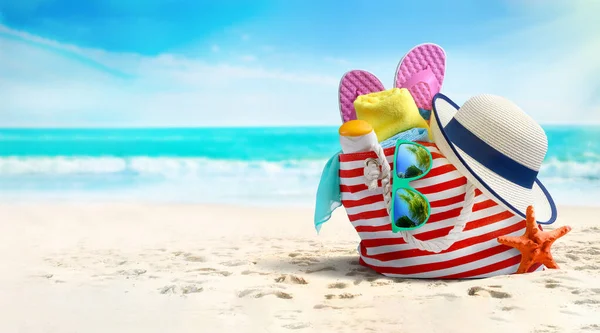 Καλοκαιρινές Διακοπές Έννοια Αξεσουάρ Παραλίας Τσάντα Παραλίας Ψάθινο Καπέλο Σαγιονάρες — Φωτογραφία Αρχείου