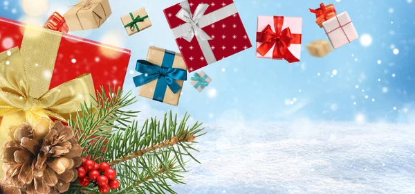 Karácsonyi ajándékok vagy újévi ajándékok kék havas háttérrel. Kártya vagy meghívó. Fénymásolási hely — Stock Fotó