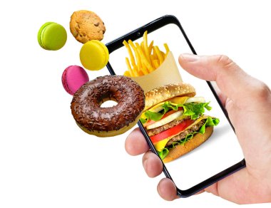 İnternetten fast food sipariş ediyorum. El ele tutuşup ekranda hazır yemek uçuşuyor.