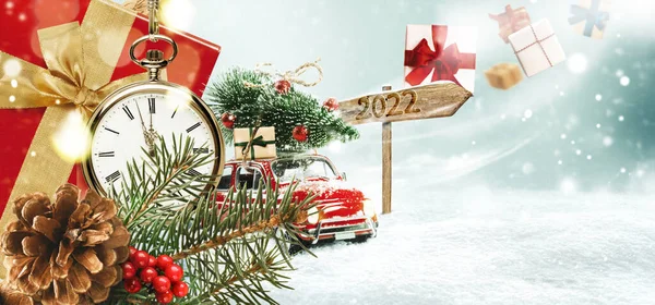 Weihnachtsgeschenke oder Neujahrsgeschenke auf schneebedecktem Hintergrund. — Stockfoto