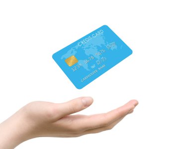 Kadın eli ve banka kartı beyaz arka planda izole bir şekilde havada asılı duruyor.